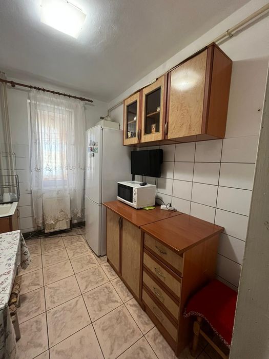 Inchiriez apartament 2 camere onesti 1.100 lei