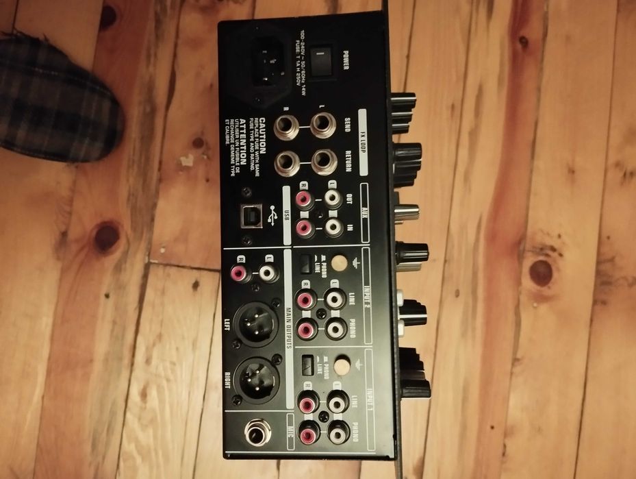 Продавам Dj миксер Беринджър модел NOH 404 в мн. добро състояние
