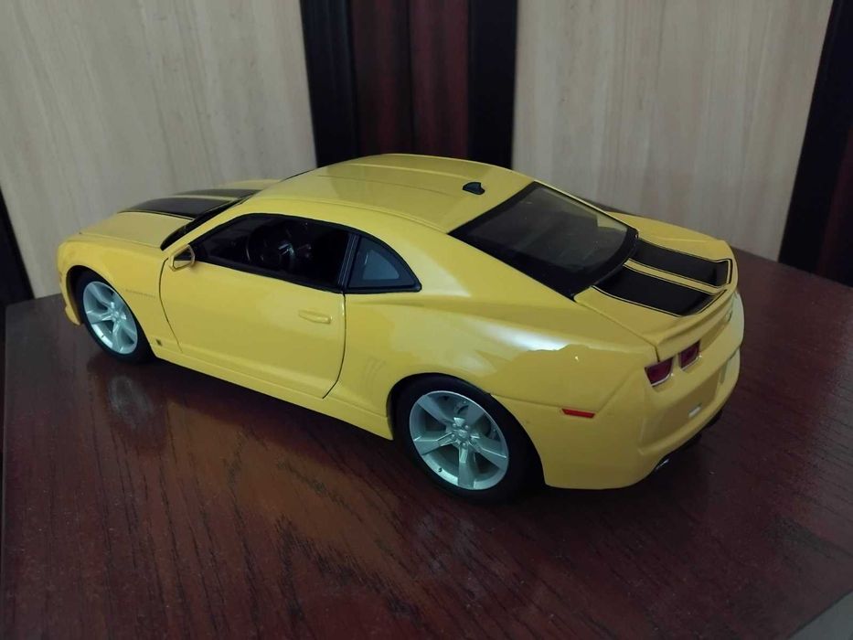 Chevrolet Camaro мащаб 1 18 Maisto с меко окачване, нов! Колекционерска коламетална количка !