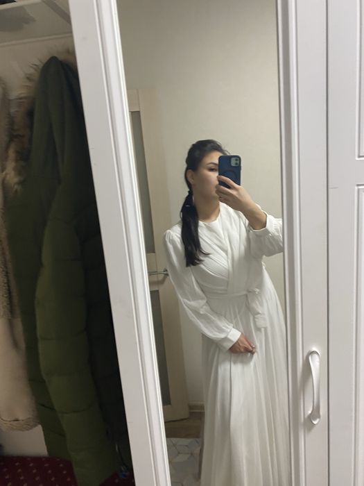 Белое платье с накидкой