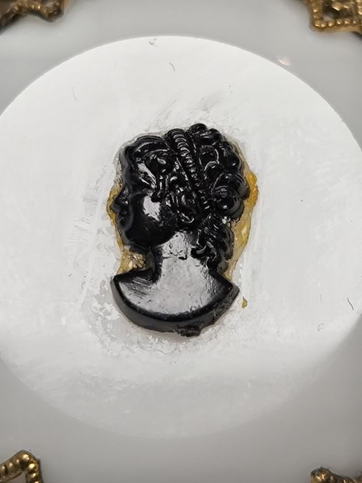 Позлатена  КАМЕЯ