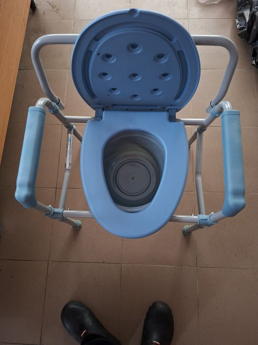 Vând scaun cu vas de toaletă