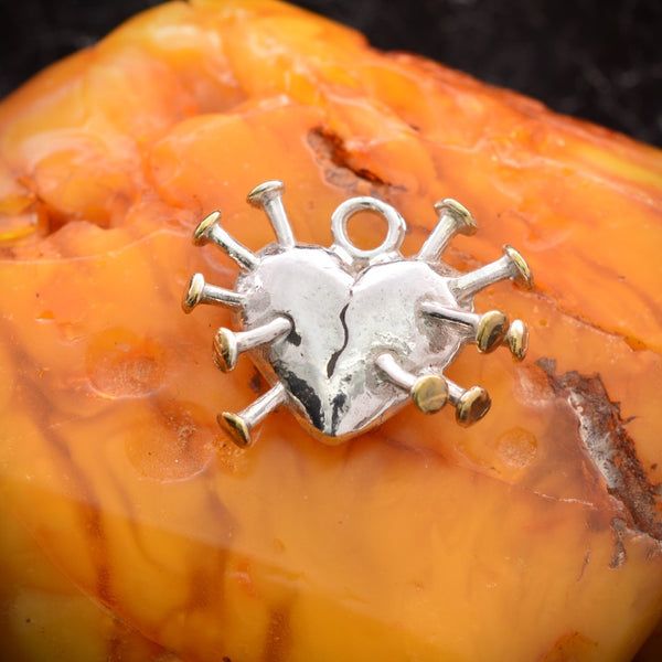 Сребърен медальон 925 „Сърце с пирони“