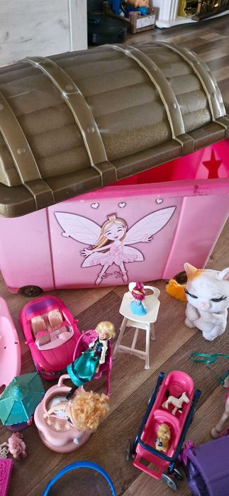 Cufar cu papusi ,masina ,bicicleta si multe jucarii