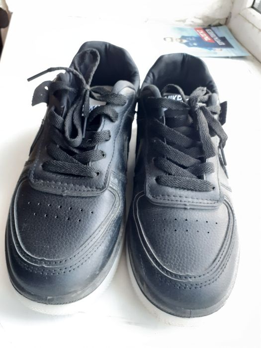 Продам кроссовки  женские