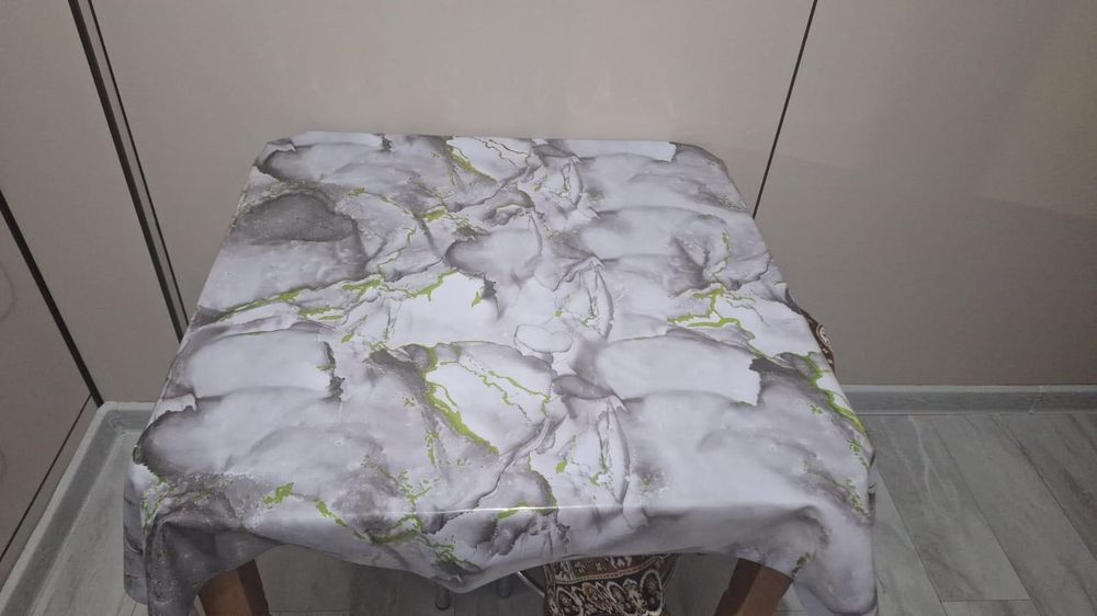 Стол 80×80 в хорошем состоянии