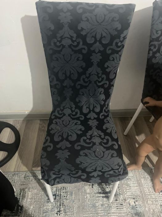 Продам стол со стульями почти новый