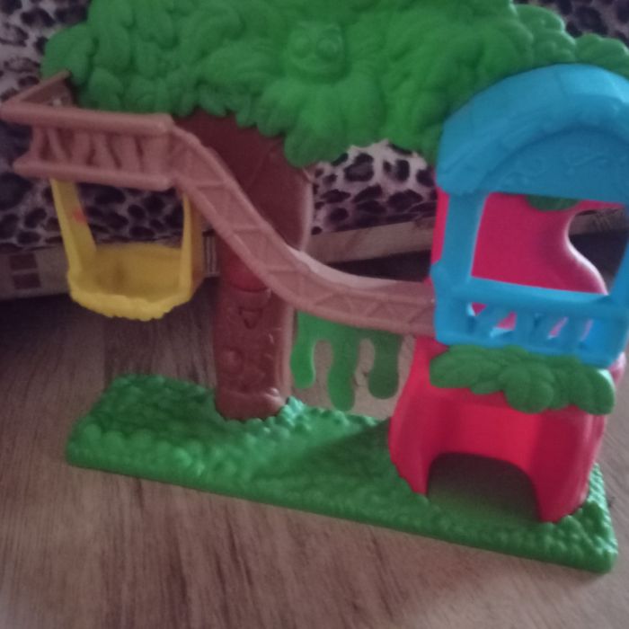 Коледна къщичка с детски играчки