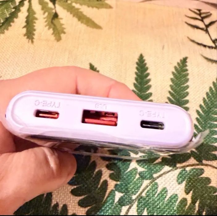 Преносима външна батерия с капацитет от 10000 mAh.Тегло от 16 д и размери 7х10х2 ст