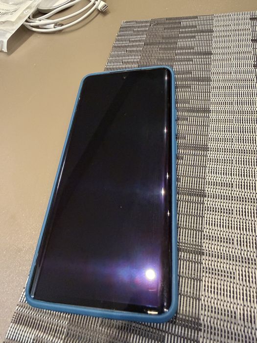 Продавам телвфон Huawei Nova 9