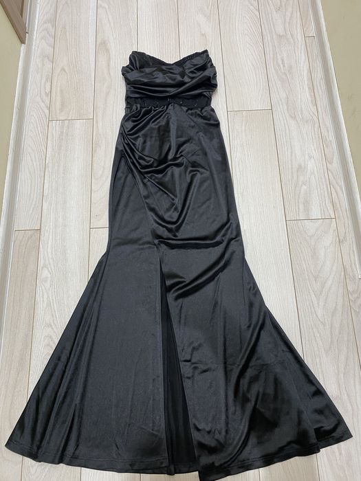 Черна сатенена рокля М