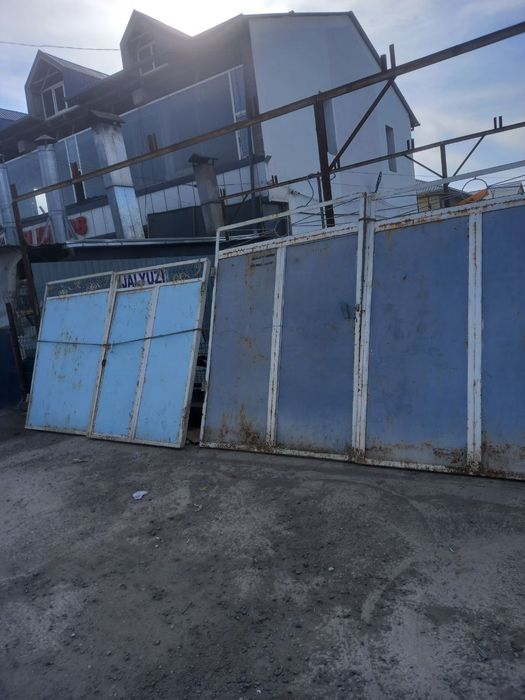 Сотилади.Дарвозалар. Нархи: 2.8 млн сум. Хар бири