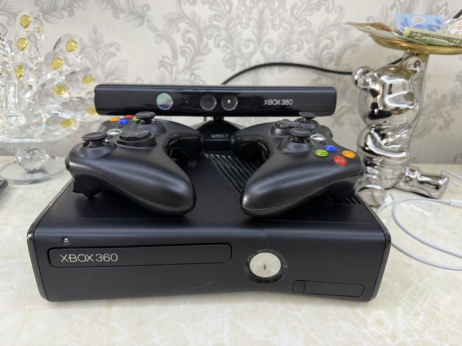 Xbox 360 есть два джостика и кинект