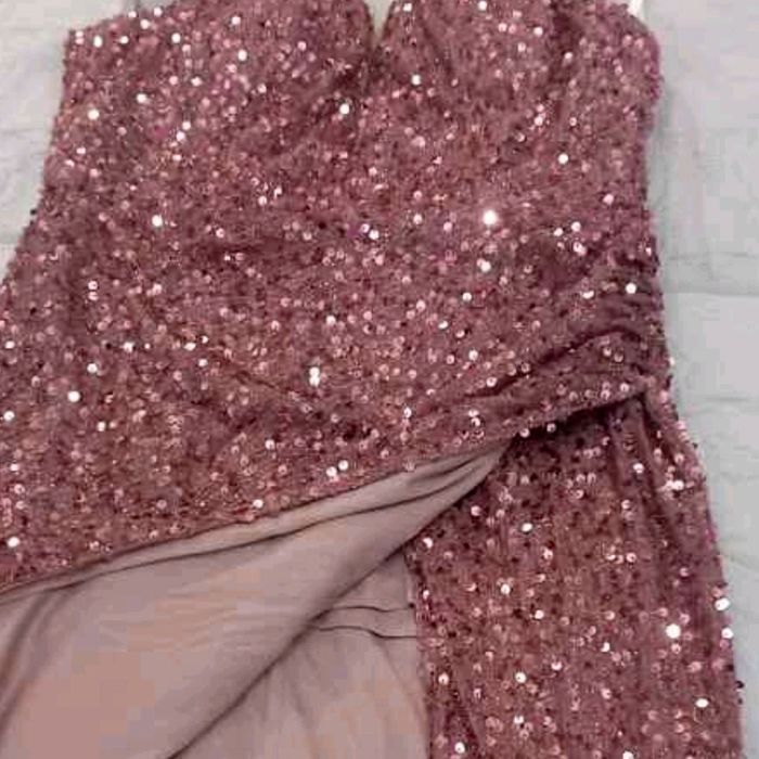 Бална рокля с пайети и цепка