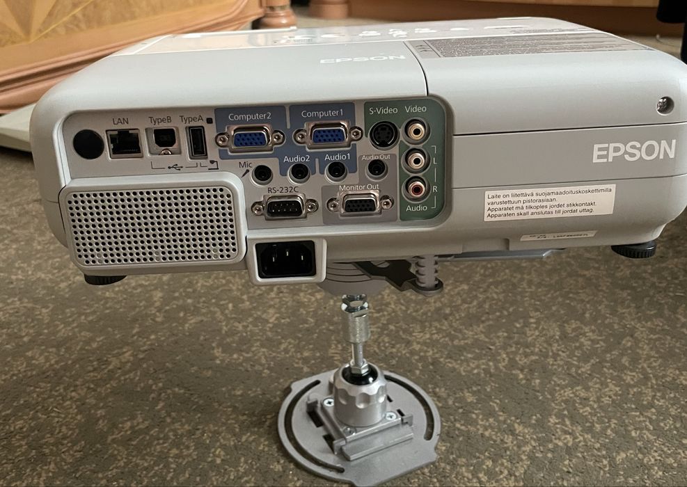 Продаю проектор EPSON EB-85