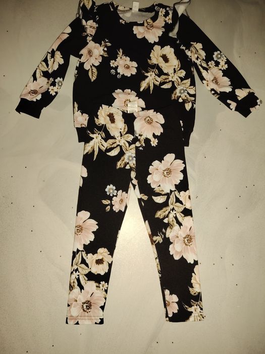 Lot haine 116Compleu negru cu  flori fetiță 6 ani, pantofi și sandal