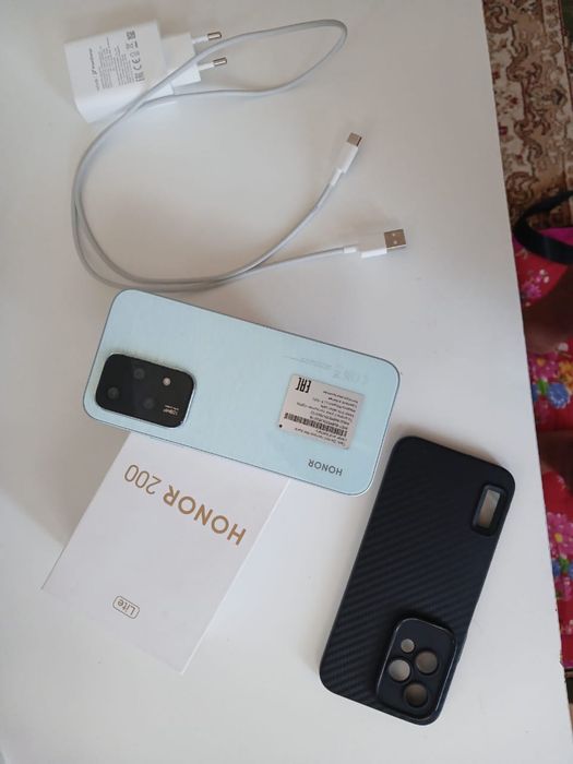 Продается телефон Honor 200