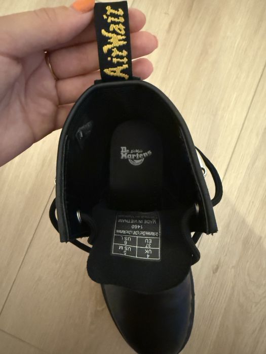 Bocanci Dr Martens negri , cu tinte argintii