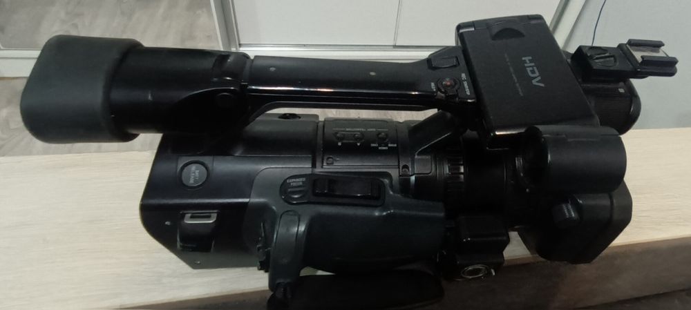 Продаю видеокамеру SONY HDV Z-1E