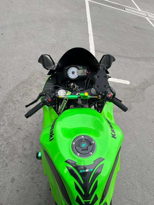 Kawasaki  ZX-6R.