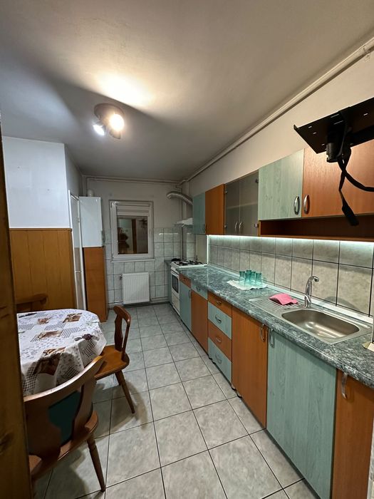 De închiriat: Apartament 3 camere, 2 băi,2 balcoane etaj 2 – Cartier Vasile Aron (Direct Proprietar)