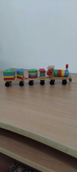Дървено влакче с геометрични фигури