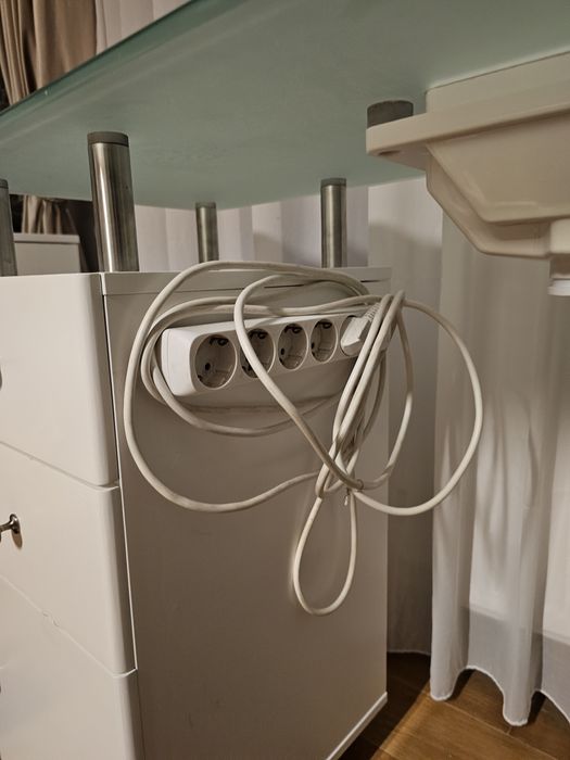 Masă de manichiură cu blat de sticlă- 850lei