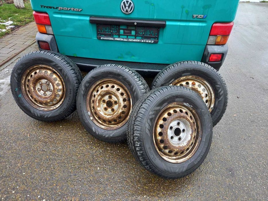 Nokian 205/65 R15 c patru anvelope de vara, jante si capace