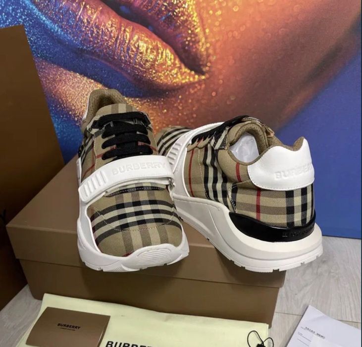 Adidași Burberry