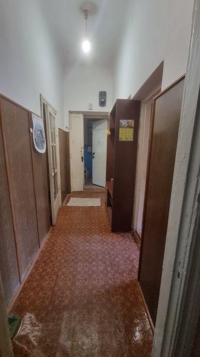 Продаётся 3 х комнатная квартира на втором этаже ориентир 15 школа