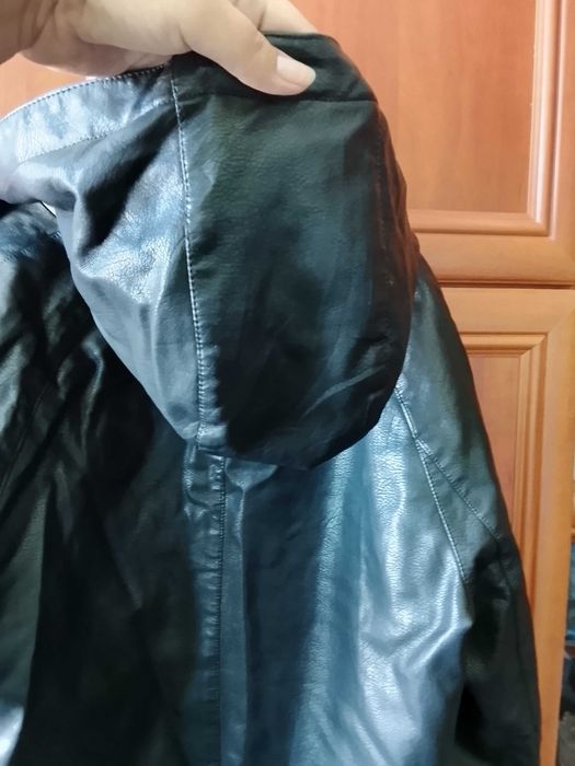 Кожаная куртка- женская.