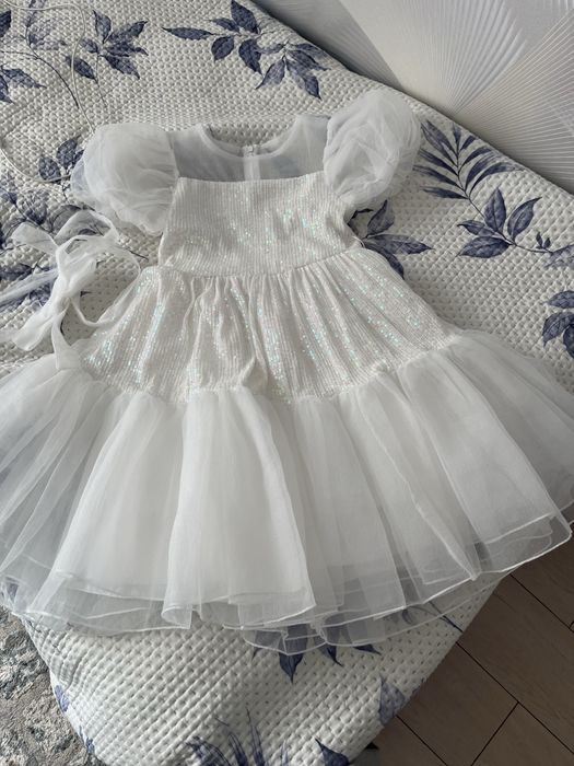 Продам нарядное платье 6-7лет