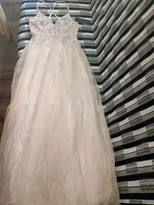 Нова рокля Luxuar Limited