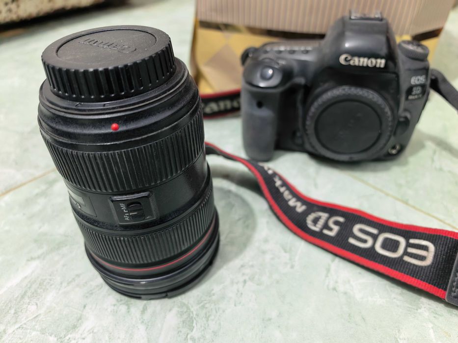 Vând Canon 5D Mark IV în stare bună, cu obiective.