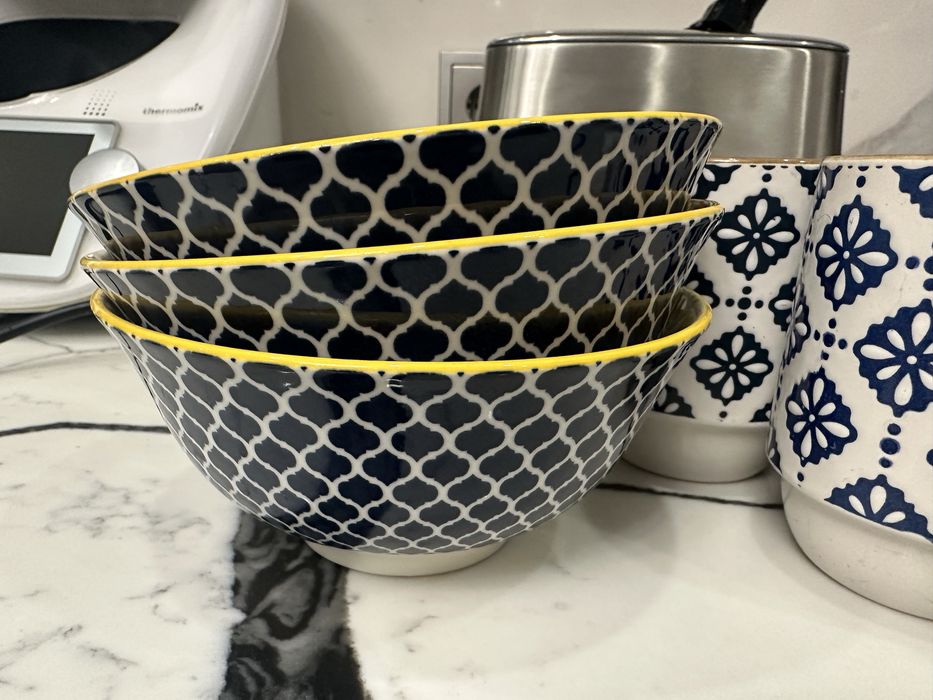 Посуда 4 кружки, 3 тарелки