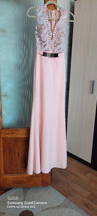 Продам красивое платье для молодой девушки.