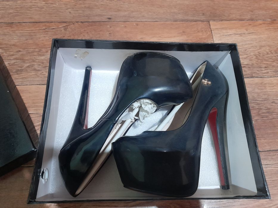 Женские туфли на шпильках