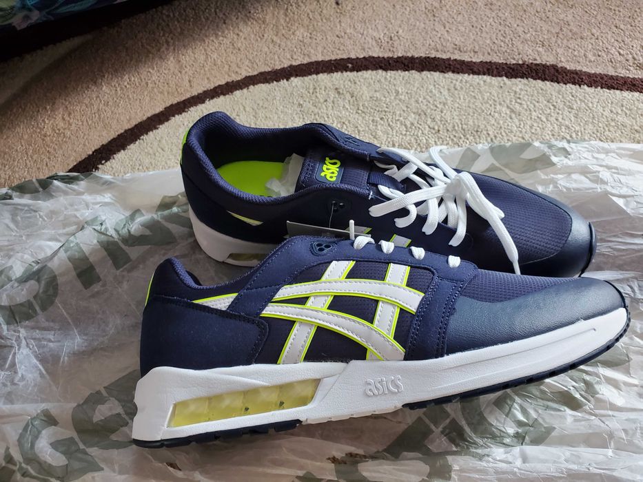 Продавам 3 чифта  Asics  Tiger Gel чисто нови.