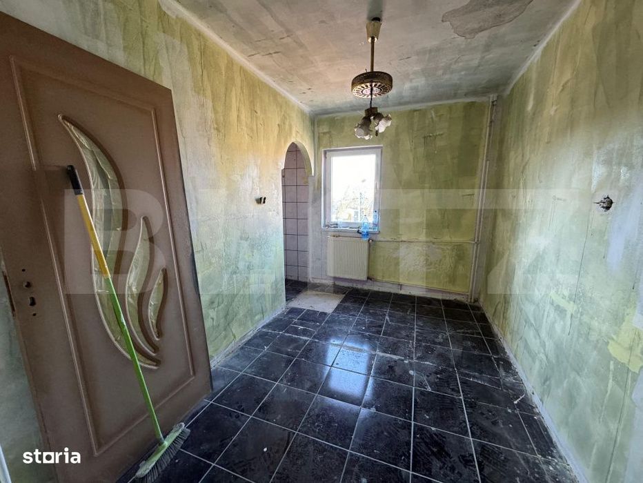 Apartament 3 camere, decomandat - zona Velenta