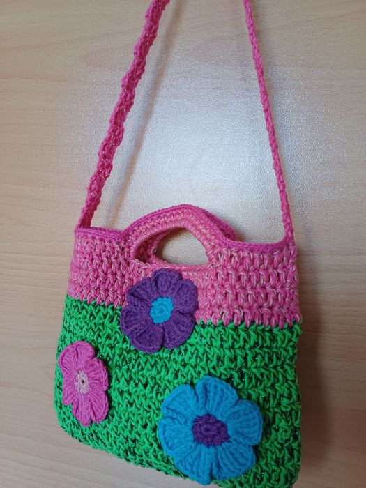 Плетена детска цветна чантичка