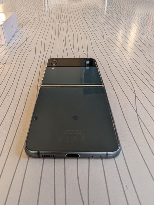 Samsung Galaxy Flip 3 с повреден дисплей