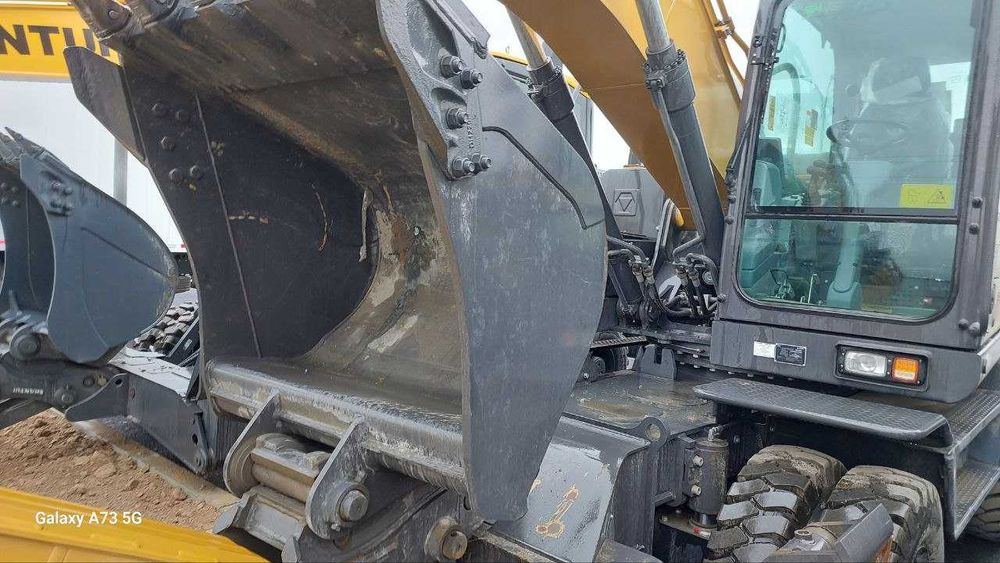 XCMG XE210WD — это более мощный и тяжелый колесный экскаватор 1.2 куб