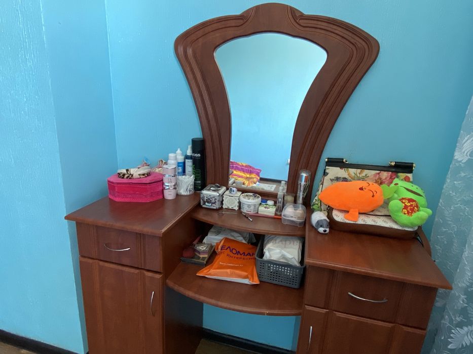 Продается тумба с зеркалом