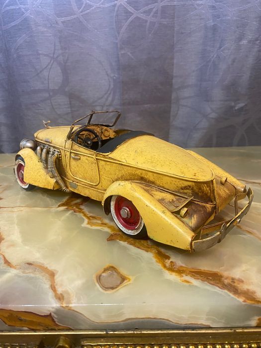 Метален ретро автомобил