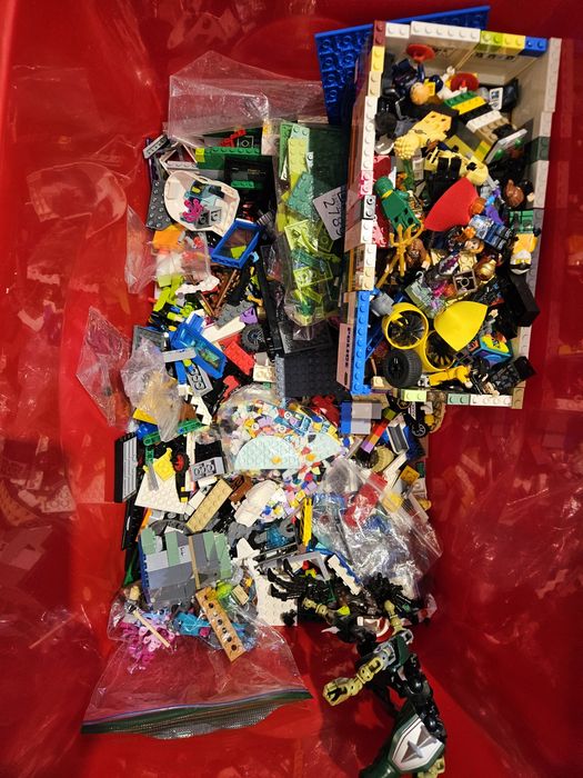 Продам более 2000 оригинальных деталей LEGO