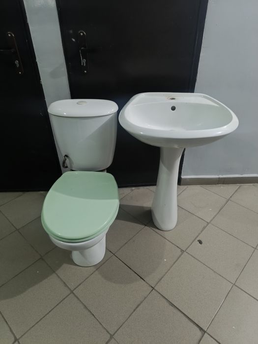 Унитаз с бочкой и раковина с ножкой