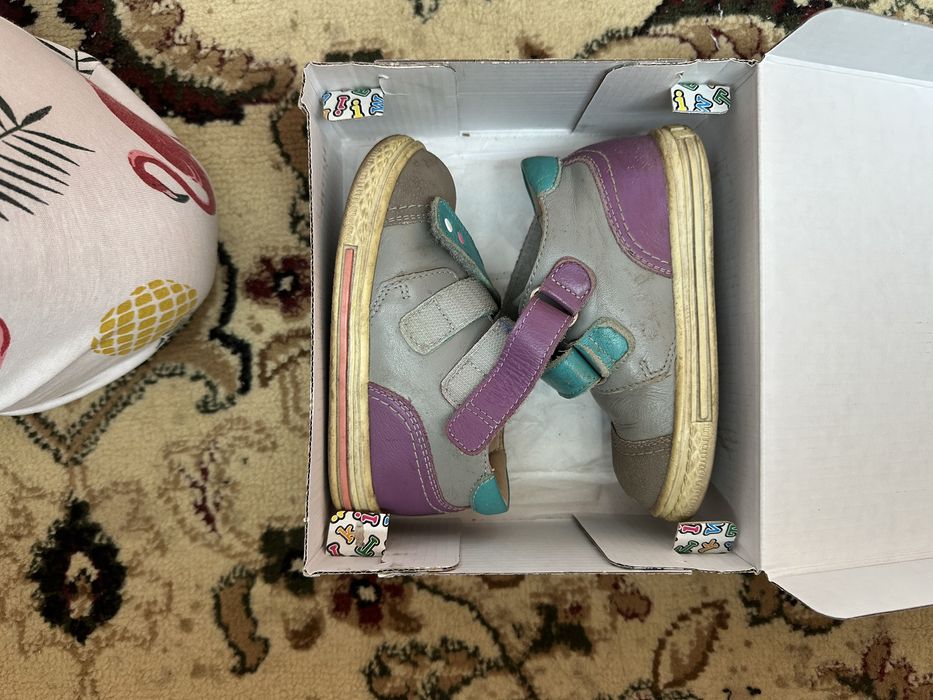 Продам детские кроссовки