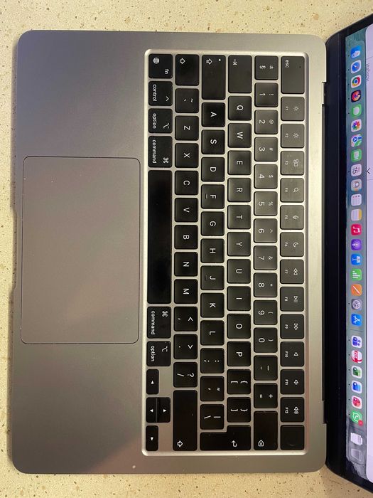 MacBook Air M2 Много запазен