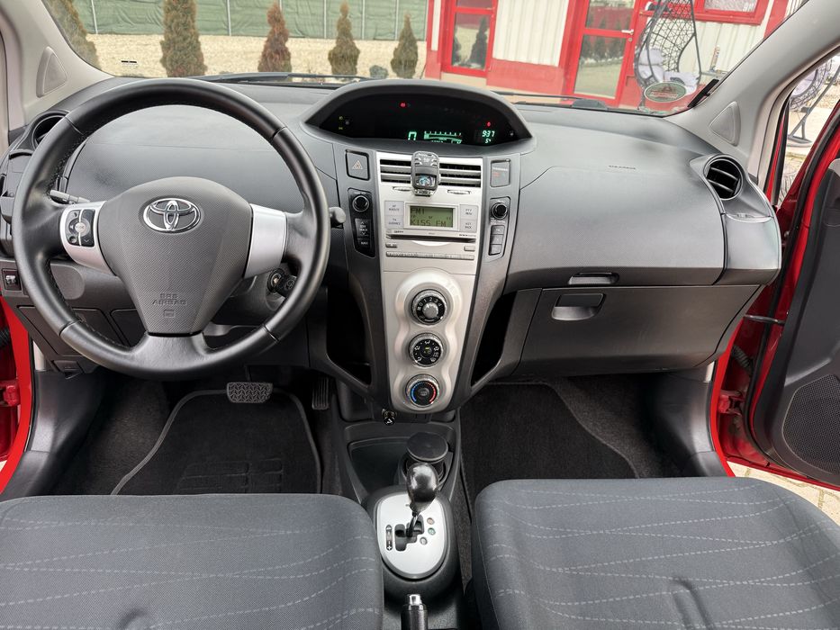 TOYOTA YARIS AUTOMATA 1.3 VVT-i BENZINA clima senzori 8 roti impecabil
