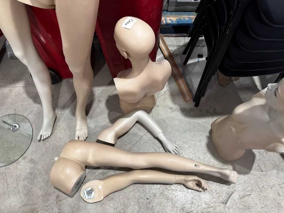 Манекени с цял ръст – 180 см, стъклена основа